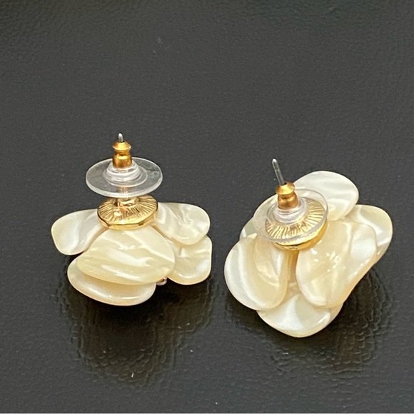 Unsigned Ivory Cream Swirl Resin CZ Center Flower Earrings - Picture 9 of 13